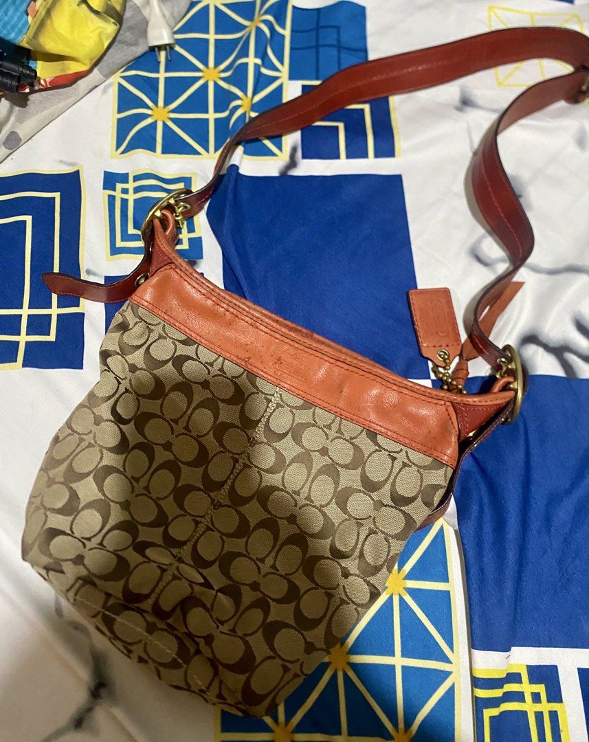 Vintage Coach Bleecker Signature Canvas (Category: Shoulder Bags) located in Manila. Submitted by mailaquiam90510 (Listing ID 1461681517, Image 1). Description: .