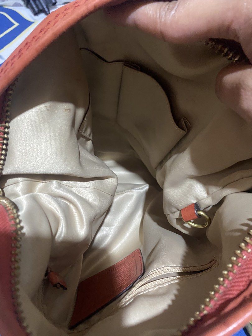 Vintage Coach Bleecker Signature Canvas (Category: Shoulder Bags) located in Manila. Submitted by mailaquiam90510 (Listing ID 1461681517, Image 3). Description: .