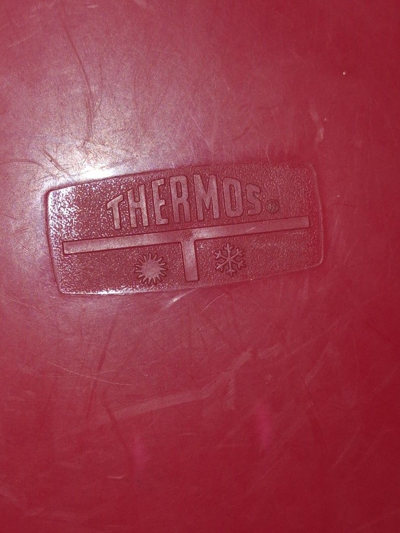 Vintage Garfield Thermos Lunch Box Red (Category: Food Organization & Storage) located in Manila. Submitted by marcas022798212 (Listing ID 1461576702, Image 3). Description: - Retro Thermos Garfield Lunchbox - Bright red plastic with classic Garfield graphic - Shows some signs of wear, consistent with age - Clasp works well - Interior is clean - Perfect for collectors or a fun retro vibe - Great for display or light use.