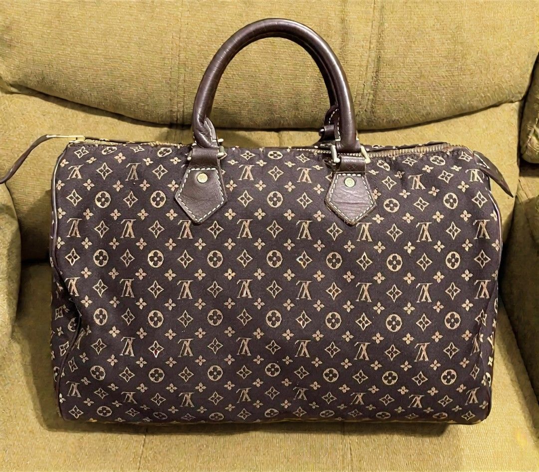Vintage Mono Mini Lin (Category: Shoulder Bags) located in Quezon City. Submitted by luxxechic (Listing ID 1461570770, Image 1). Description: vintage no code. no issue japan preloved actual photo posted mop: gcash.