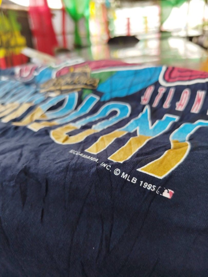 Vintage NFL shirt 1995 dated 🔥 (Category: Tshirts & Polo Shirts ) located in Cadiz. Submitted by lyle_ejes0120 (Listing ID 1461702286, Image 2). Description: Vintage NFL shirt 1995 dated 📣 Verygood condition Dimes 22 x 28 Issue pinhole seen in last pick Color may appear slightly different due to light/screen - Size: XL - Features: Iconic Braves logo and championship text - Ideal for: Any Atlanta Braves fan or collector.