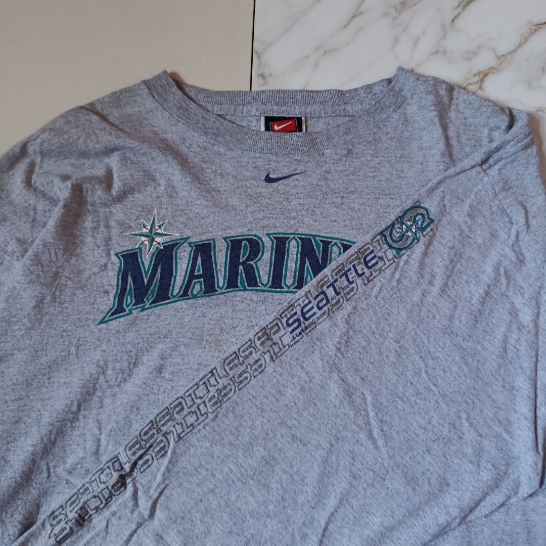Vintage Nike Mariners (mid swoosh) (Category: Activewear) located in Akbar. Submitted by mujirneedscoffee2001 (Listing ID 1461592736, Image 3). Description: Dimes: 24×30 Conditions: Goods as vintage Issue: unnoticeable yellow stain.