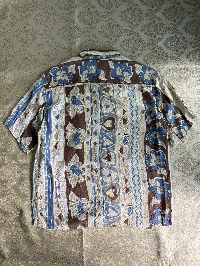 Vintage Patterned Button-Down Shirt (Category: Tshirts & Polo Shirts ) located in Manila. Submitted by yourplug_08 (Listing ID 1461720948, Image 2). Description: L-30 W-20 Good Condition .