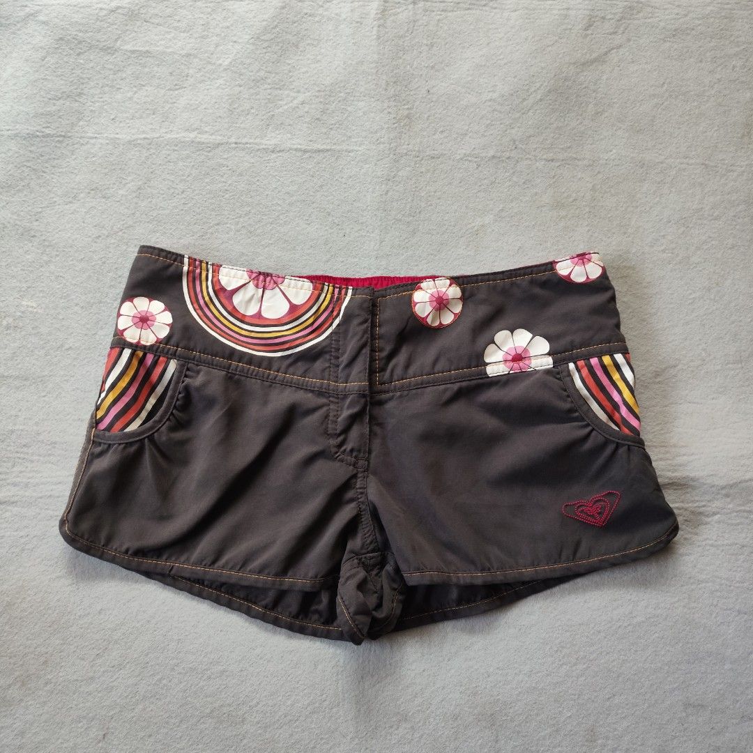 Vintage Roxy Highwaist Short (Category: Shorts) located in Balamban. Submitted by winston.jude (Listing ID 1461696222, Image 1). Description: small waist:30-32 length:9 like new condition no issues 480+sf🤝.