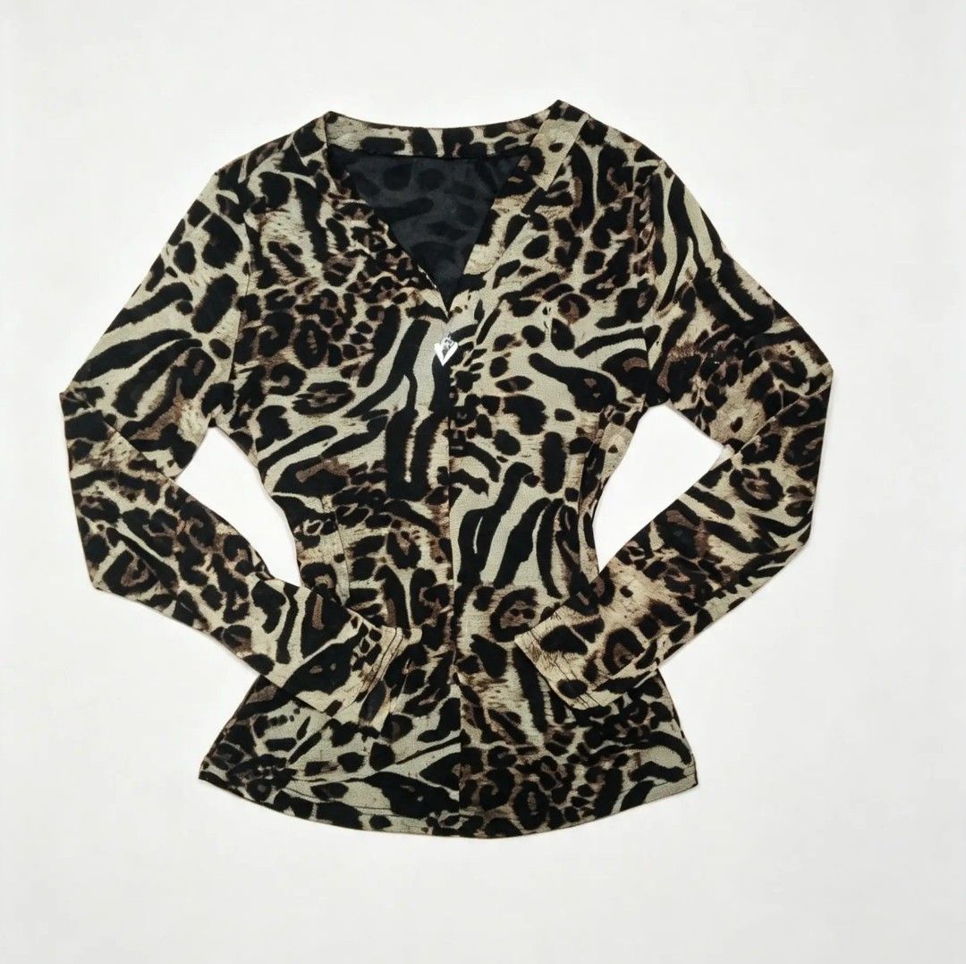 ❤️Vintage Y2K leopard design ❤️ (Category: Longsleeves) located in Larena. Submitted by .chy2k. (Listing ID 1461794418, Image 1). Description: .