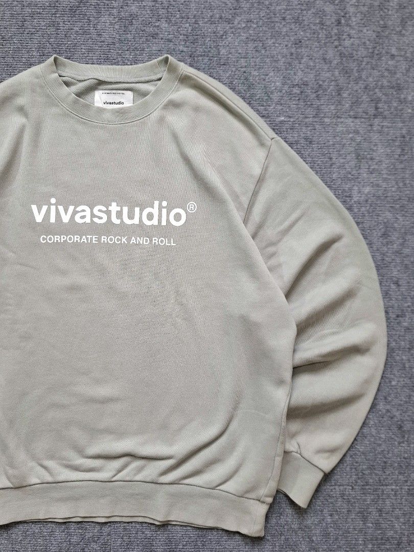 VIVASTUDIO Grey Sweatshirt (Category: Coats, Jackets and Outerwear) located in Las Pinas. Submitted by nevergetsold.ph (Listing ID 1461747063, Image 3). Description: VIVASTUDIO Grey Sweatshirt Dimentions (inches) Width: 26.5 Length: 29 Sleeve Lenght: 25 Issues: none.