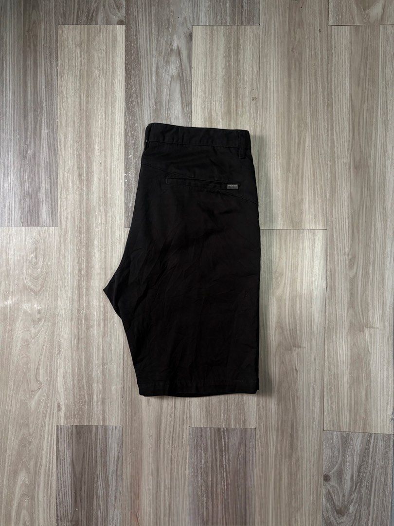Volcom Black Shorts Size 36 (Category: Shorts) located in Rizal. Submitted by thriftdrip.402 (Listing ID 1461703130, Image 1). Description: - Black Volcom shorts - Size 36 - Volcom logo on back pocket - Small embroidered logo on leg - Button and zip closure - Blue inner lining - Perfect for casual wear.