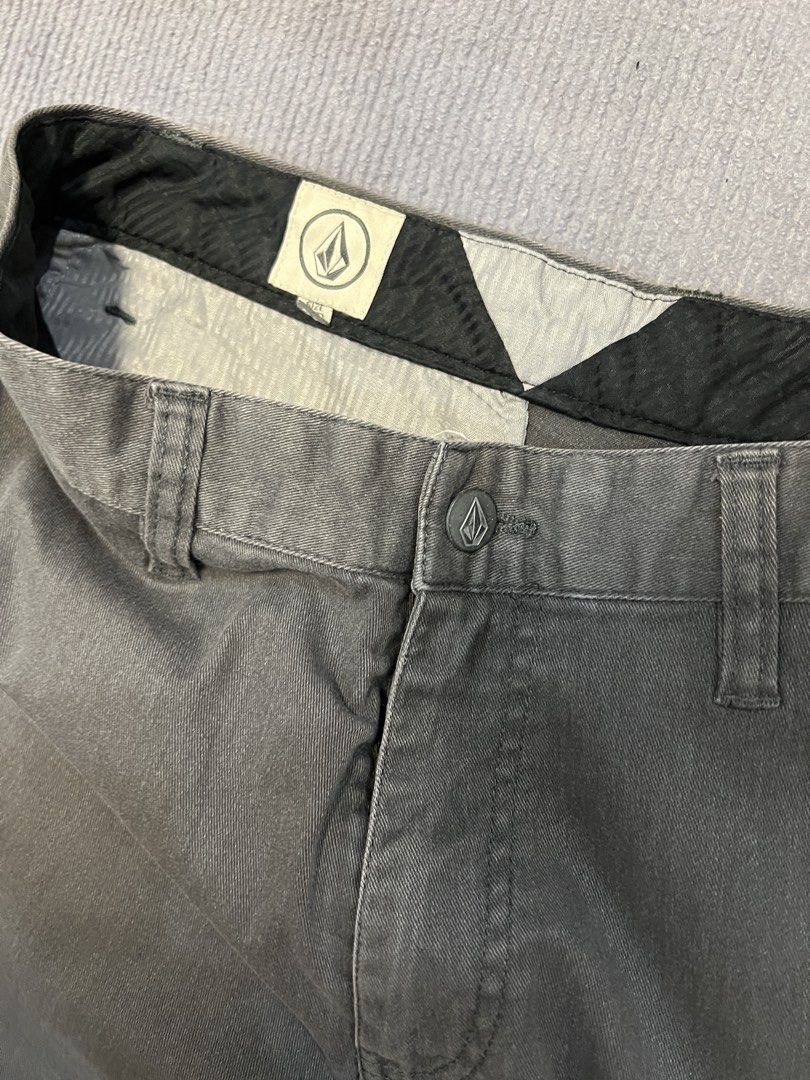 Volcom Chino Shorts skate shorts (Category: Chinos) located in Aparri. Submitted by amnorthloots (Listing ID 1461573725, Image 3). Description: Excellent condition Color rate 9/10 Color acid wash No issue Waistline 30” Length 20”.