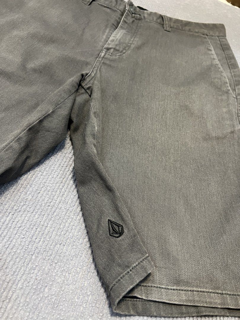Volcom Chino Shorts skate shorts (Category: Chinos) located in Aparri. Submitted by amnorthloots (Listing ID 1461573725, Image 2). Description: Excellent condition Color rate 9/10 Color acid wash No issue Waistline 30” Length 20”.