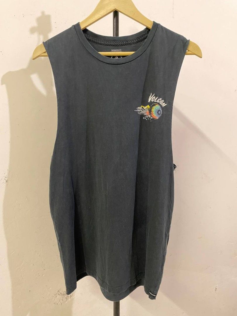 Volcom Graphic Muscle Tank Top (Category: Sleeveless) located in Balingasag. Submitted by rhenier.doms (Listing ID 1461592524, Image 3). Description: - Black Volcom muscle tank - Features 'Volcom No Vacancy' and skull graphic print on back - Small Volcom logo on front chest - Sleeveless design, ideal for warm weather - Made from soft cotton material - Perfect for casual, everyday wear.