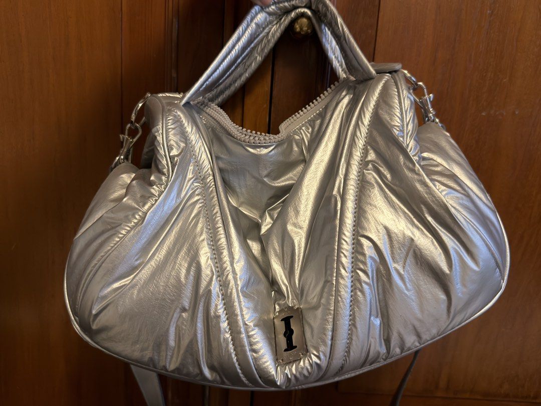 Vunque Silver Puffer Shoulder Bag (Category: Luxury Bags & Wallets) located in Tarlac. Submitted by jzennoroyy-32960 (Listing ID 1461601919, Image 1). Description: - Brand: Vunque - Color: Cool Silver - Style: Puffer Bag - Unique Feature: Razor blade detail on the front - Interior Color: Light Purple - Strap: Detachable - Features: Spacious interior, suitable for essentials - Versatile: Great for everyday use or a night out.