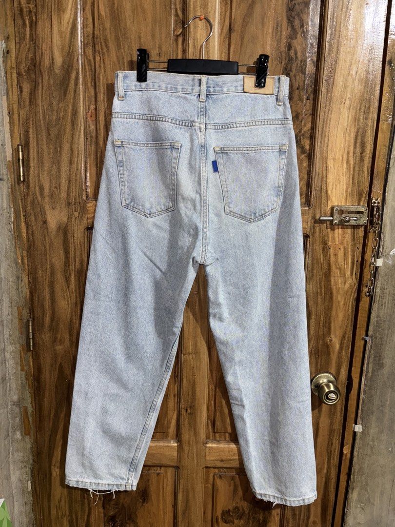 WASSUP DENIM PANTS💙 SIZE 30-32 (Category: Activewear) located in Maasin. Submitted by chevyferna66833 (Listing ID 1461669348, Image 2). Description: WASSUP DENIM PANTS💙 WAISTLINE 30-32 LENGTH 39 LEG OPENING 12.5 HEM 7 GOOD CONDITION ISSUE DISTRESS ON HEM PART MINE 500.