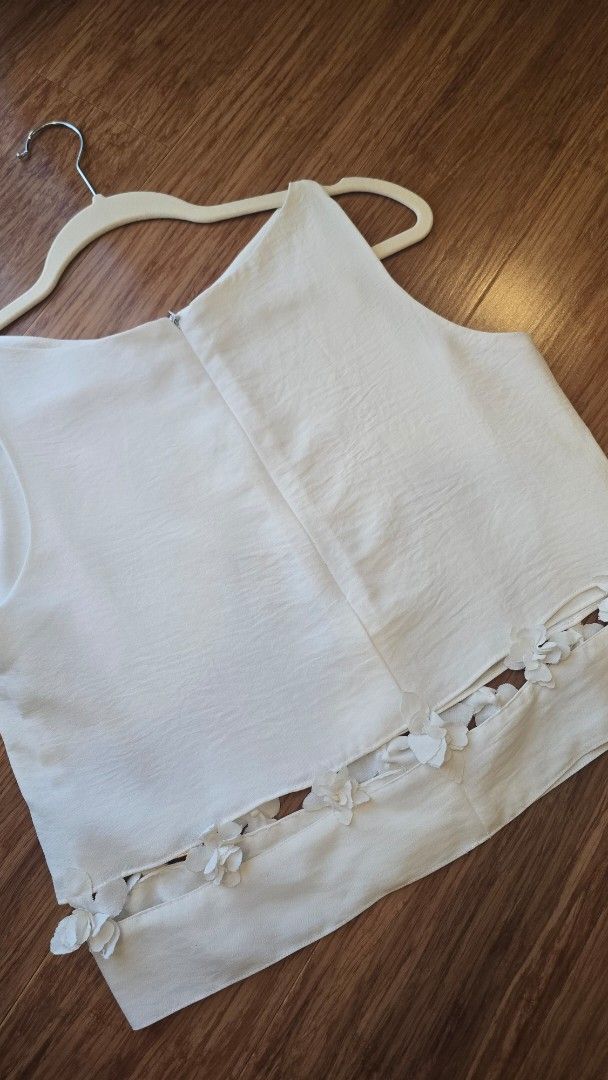 Wear Anika Leanna Top (Category: Sleeveless) located in Paranaque City. Submitted by monicaher (Listing ID 1461666658, Image 3). Description: worn few times only Crepe de Chine True to size. Reversible neckline: wear zipper in the front or back, zipped or unzipped. Boat neck detail can be worn front or back. Handcut & handsewn floral detail. retails at 3600.