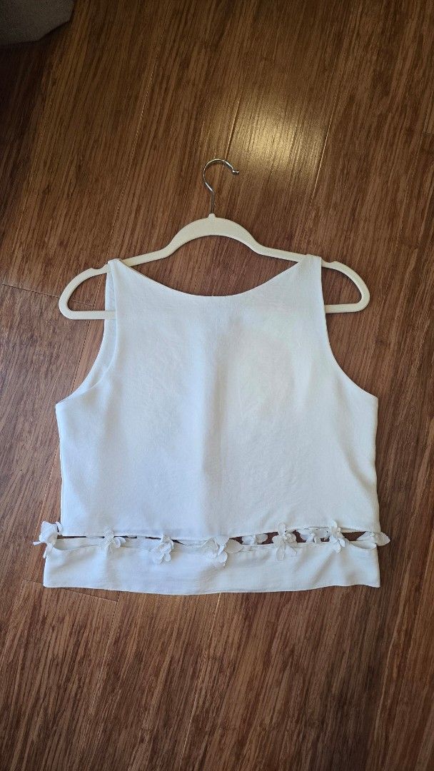 Wear Anika Leanna Top (Category: Sleeveless) located in Paranaque City. Submitted by monicaher (Listing ID 1461666658, Image 1). Description: worn few times only Crepe de Chine True to size. Reversible neckline: wear zipper in the front or back, zipped or unzipped. Boat neck detail can be worn front or back. Handcut & handsewn floral detail. retails at 3600.