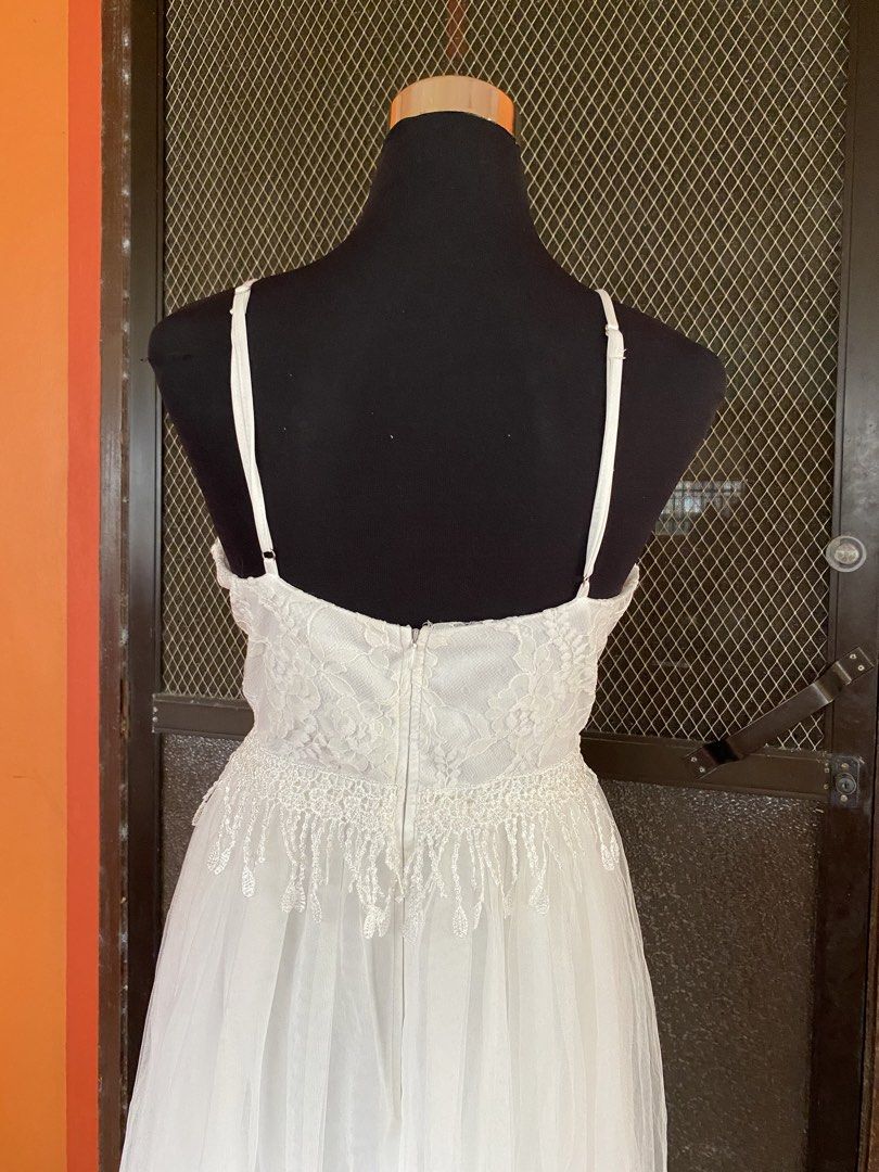Wedding Gown (Category: Evening dresses & gowns) located in Rizal. Submitted by dianamarieulip (Listing ID 1461600029, Image 2). Description: No haggling (tawad), bagsak presyo na!! 🤭 Paki basa muna bago tanong 🫶🏻 • Size large, walang issue, may inner sa loob • Lagyan niyo lang ng petti coat para mas bumuka MOP: Gc@sh/Cash on pick up MOD: J&T Tik--k (mura lang sf starts @37 pesos only) • Location: Tanay, Rizal.