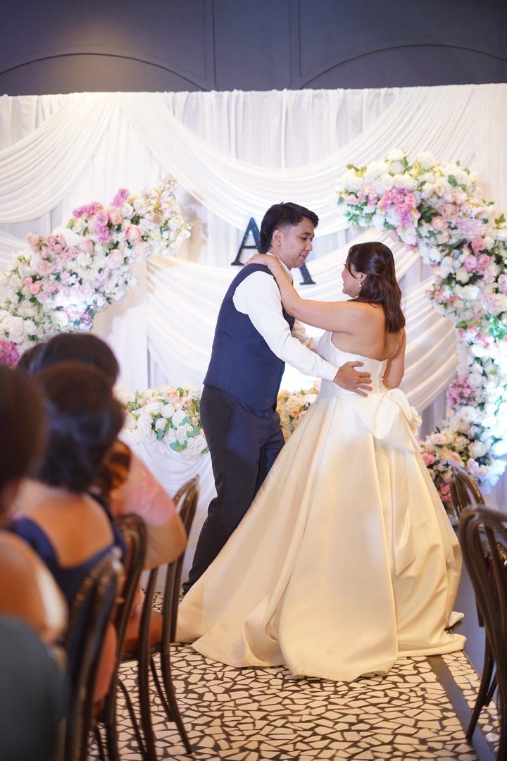 Wedding gown for sale (Category: Evening dresses & gowns) located in Manila. Submitted by suizaabeg37288 (Listing ID 1461589657, Image 1). Description: .