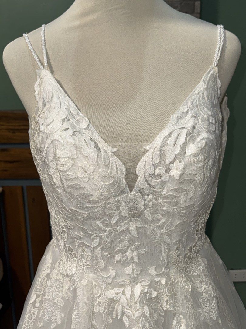 Lace Wedding Gown (Category: Evening dresses & gowns) located in Legazpi City. Submitted by dgfn_413 (Listing ID 1461689679, Image 1). Description: Fits M-L Has a corset and boning 4 layers of lining Still need to wash RFS: decided to get another gown due to the size.