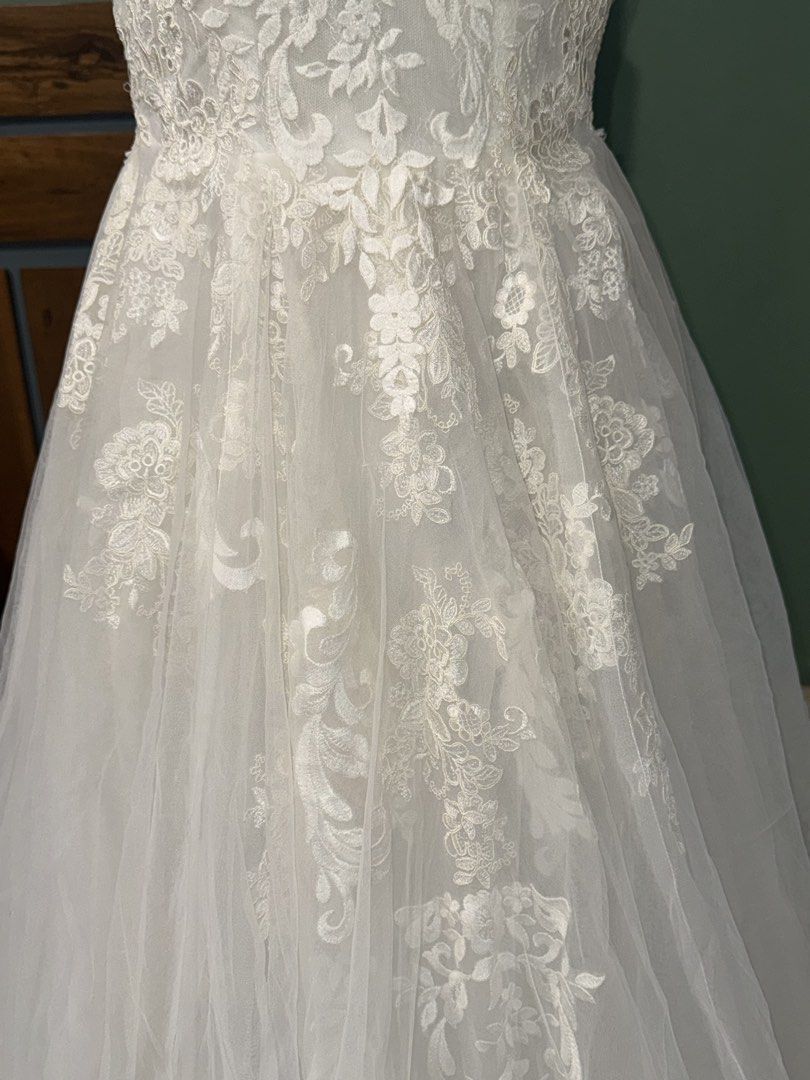 Lace Wedding Gown (Category: Evening dresses & gowns) located in Legazpi City. Submitted by dgfn_413 (Listing ID 1461689679, Image 2). Description: Fits M-L Has a corset and boning 4 layers of lining Still need to wash RFS: decided to get another gown due to the size.