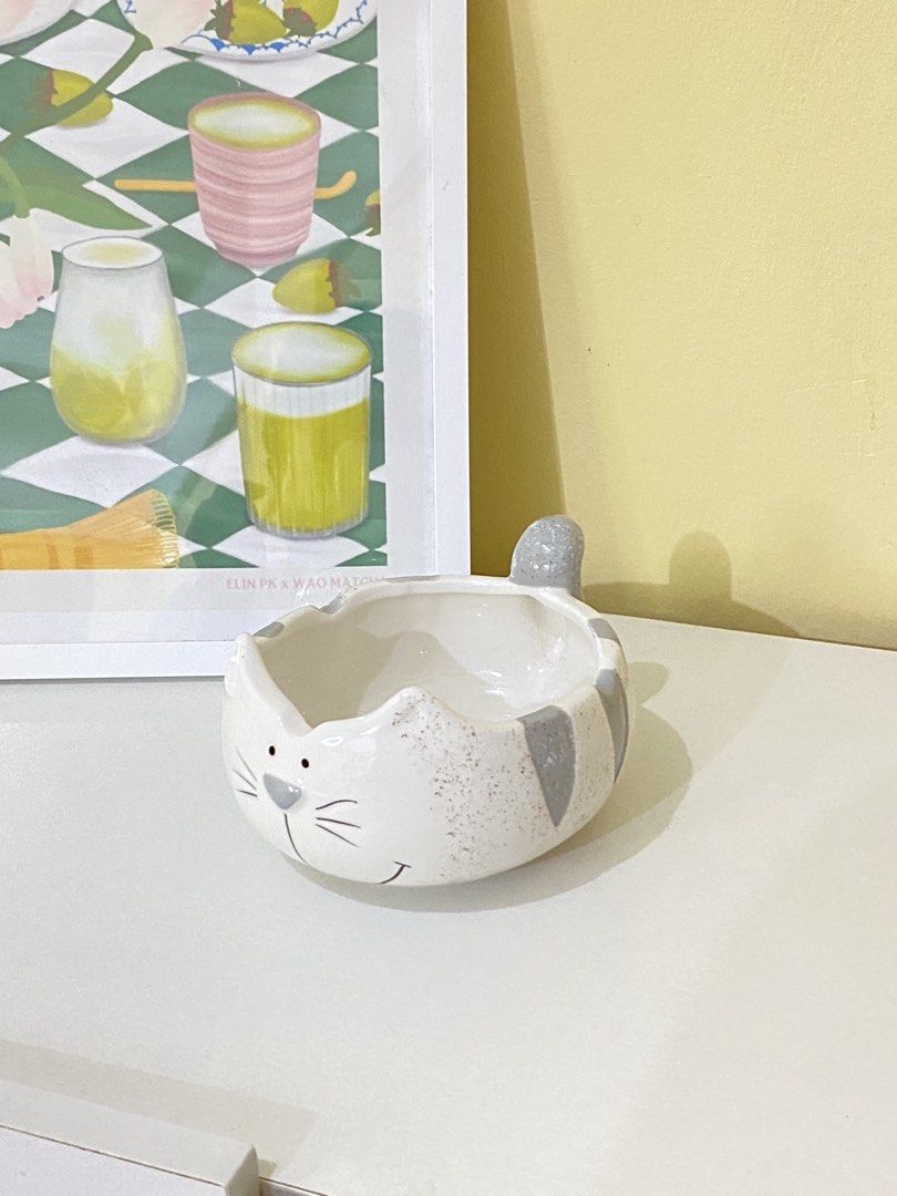 WHITE CAT TRINKET HOLDER/ASH TRAY (Category: Other Kitchenware & Tableware) located in Dasmarinas. Submitted by hannah.oakph (Listing ID 1461750986, Image 1). Description: .