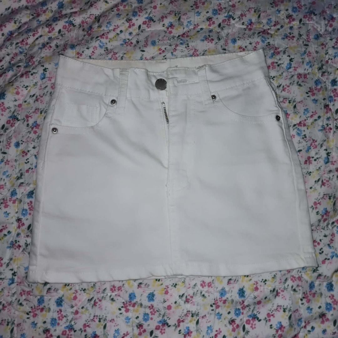 White Denim Mini Skirt (Category: Skirts) located in Caloocan City. Submitted by laligayaaaa (Listing ID 1461563329, Image 1). Description: Classic white denim mini skirt. High-waisted with zip fly and button. Features front and back pockets. Super versatile for any outfit!.