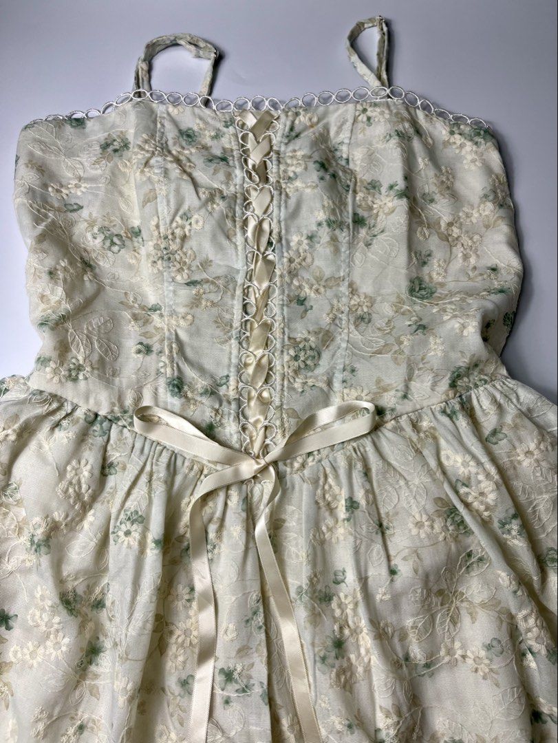 White Floral Mini Dress (Category: Dresses) located in Roxas City. Submitted by anamaria12997 (Listing ID 1461756855, Image 3). Description: XS- SMALL W 26-28 L 24.