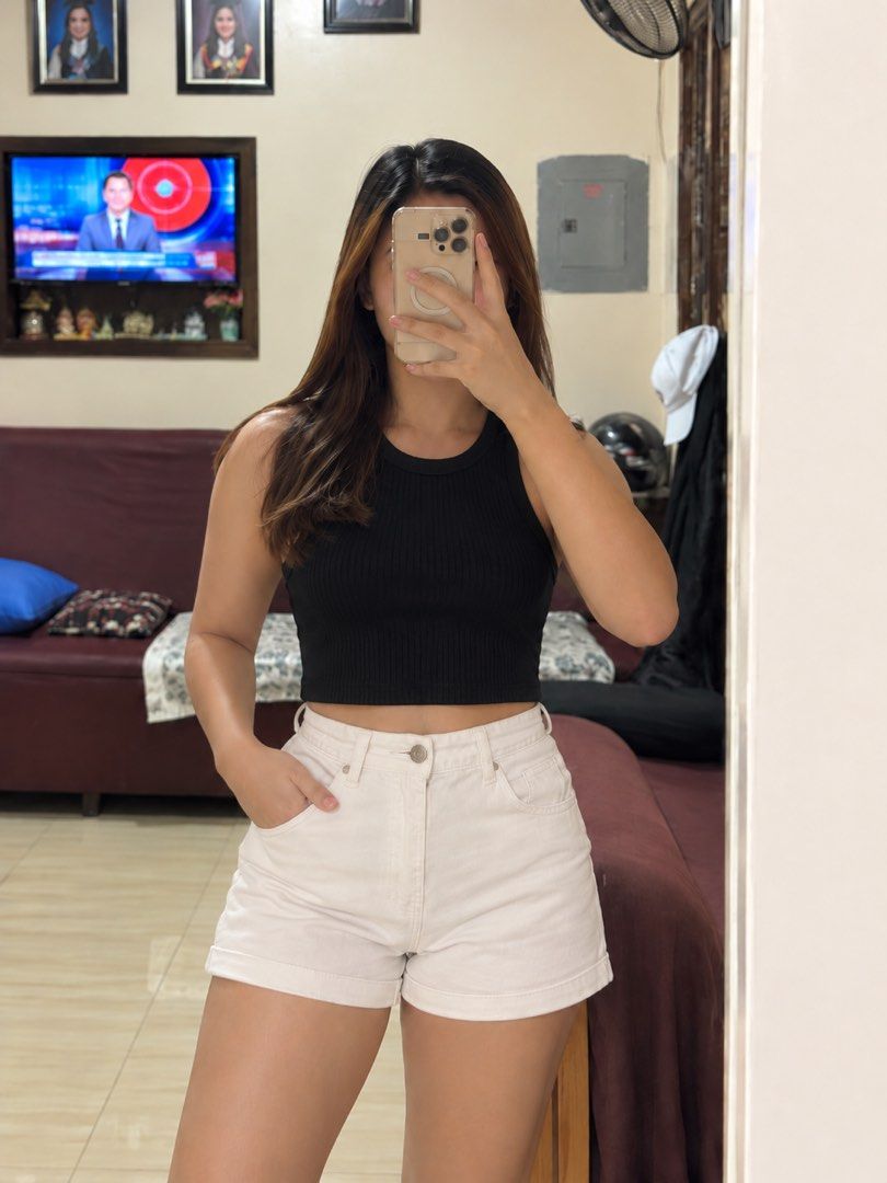White High-Waisted Denim Shorts (Category: Shorts) located in Manila. Submitted by mellnavarro_45618 (Listing ID 1461678813, Image 1). Description: S-M .
