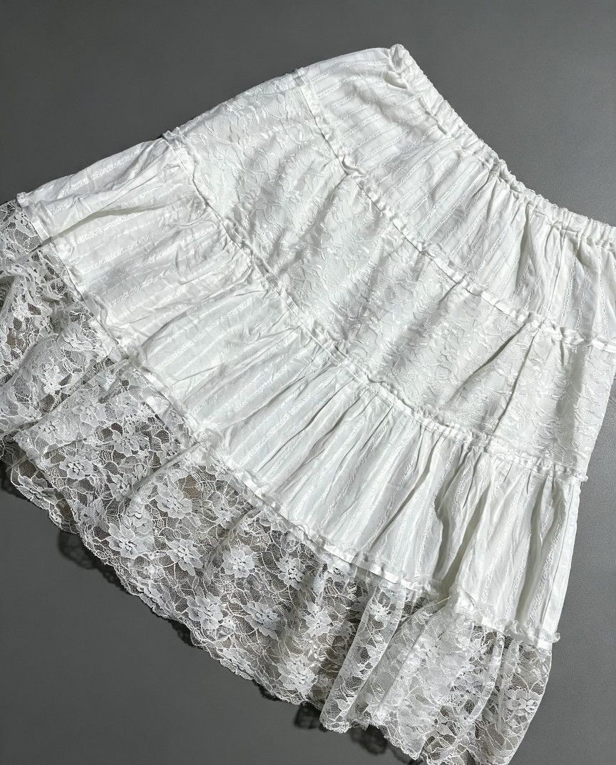WHITE LACE TIERED MINI SKIRT (Category: Skirts) located in Malabon City. Submitted by arc___wear (Listing ID 1461763405, Image 2). Description: WHITE LACE TIERED MINI SKIRT - SIZE XS TO MEDIUM - ISSUE YELLOW STAIN/WASHABLE - GOOD CONDITION - DM FOR MORE DETAILS AND PICS.