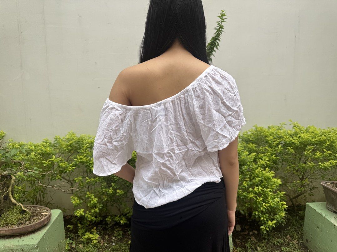 White Off-Shoulder Ruffle Crop Top (Category: Others Tops) located in Pasig City. Submitted by raeraesold333 (Listing ID 1461586957, Image 1). Description: - Cute white crop top - Off-shoulder design with ruffles - Short sleeves - Lightweight fabric, ideal for warm weather - Easy to style for casual or dressed-up looks - Pairs perfectly with low-waisted bottoms.
