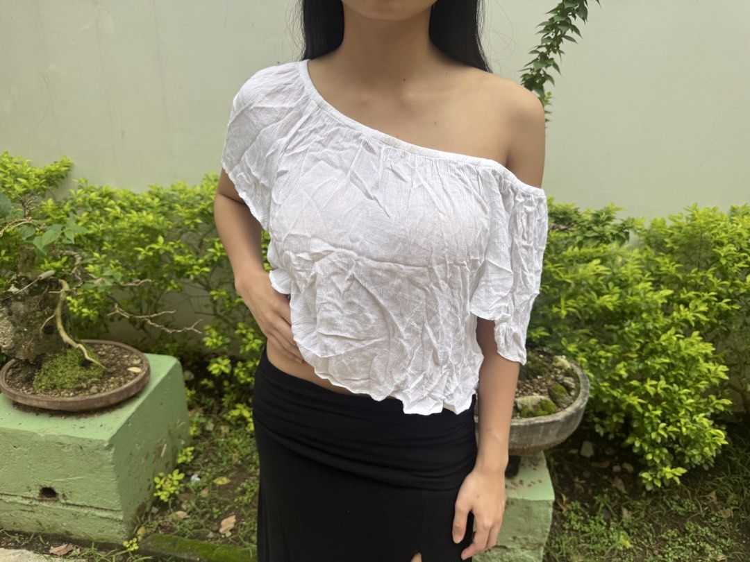 White Off-Shoulder Ruffle Crop Top (Category: Others Tops) located in Pasig City. Submitted by raeraesold333 (Listing ID 1461586957, Image 2). Description: - Cute white crop top - Off-shoulder design with ruffles - Short sleeves - Lightweight fabric, ideal for warm weather - Easy to style for casual or dressed-up looks - Pairs perfectly with low-waisted bottoms.