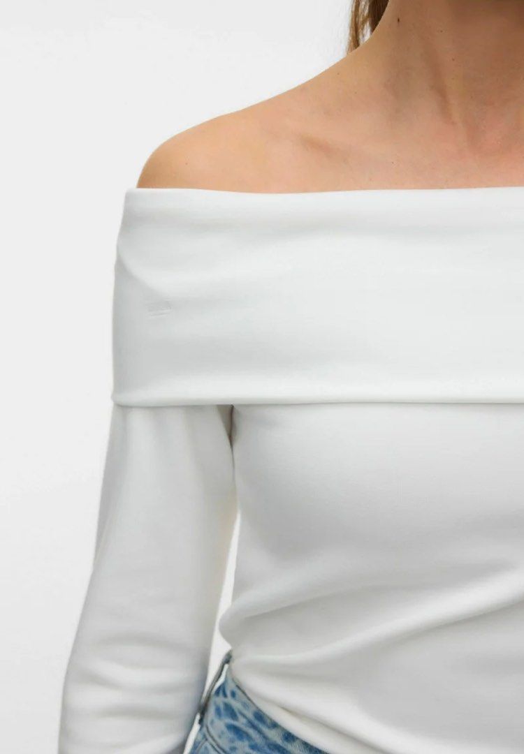 white off-the-shoulder long-sleeve top (Category: Longsleeves) located in Cagayan de Oro. Submitted by itzme_cing (Listing ID 1461691068, Image 3). Description: .