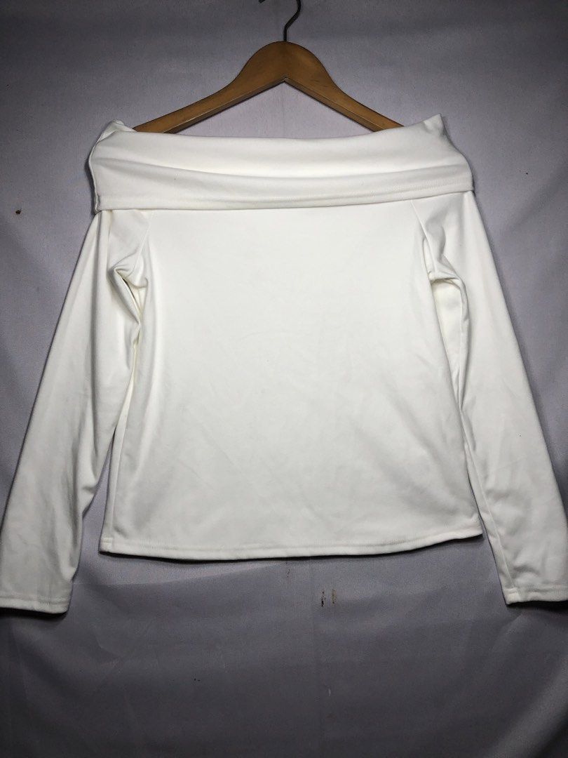 white off-the-shoulder long-sleeve top (Category: Longsleeves) located in Cagayan de Oro. Submitted by itzme_cing (Listing ID 1461691068, Image 1). Description: .