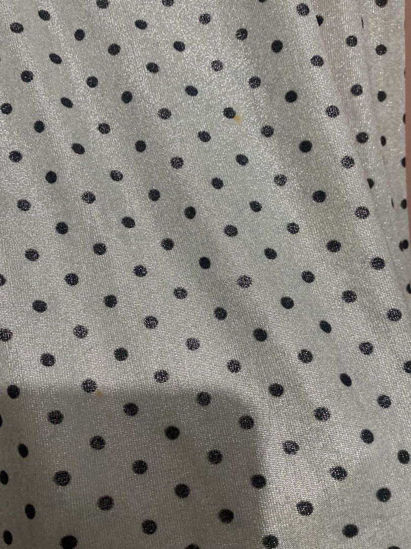 White Polka Dot Tank Top (Category: Sleeveless) located in Murcia. Submitted by soojuliaa (Listing ID 1461731683, Image 2). Description: with small flaws (check 2nd pic).