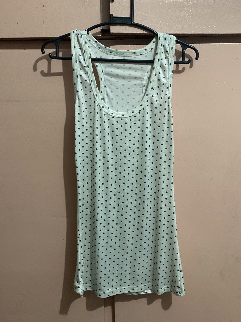 White Polka Dot Tank Top (Category: Sleeveless) located in Murcia. Submitted by soojuliaa (Listing ID 1461731683, Image 1). Description: with small flaws (check 2nd pic).