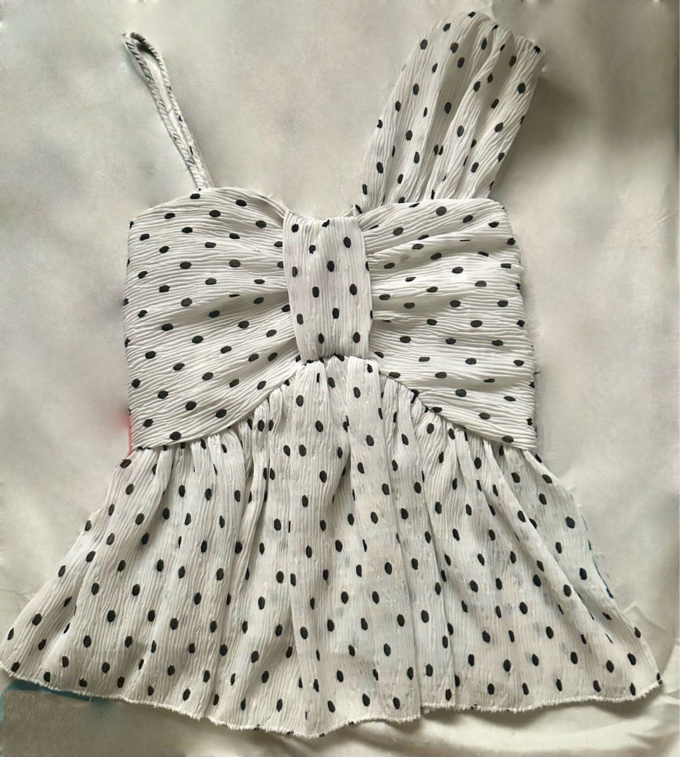 white polka dots top (Category: Sleeveless) located in Quezon City. Submitted by seulstyle (Listing ID 1461702592, Image 1). Description: size xs-s loc: qc mod: lbc/ lalamove.