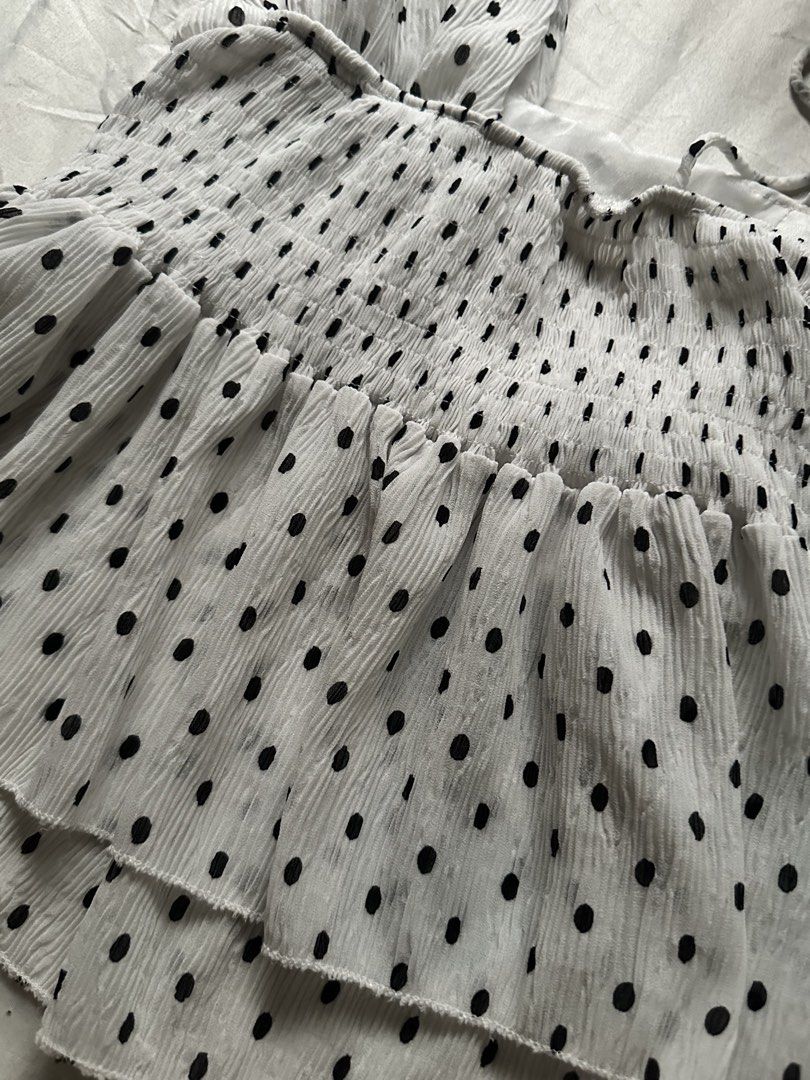 white polka dots top (Category: Sleeveless) located in Quezon City. Submitted by seulstyle (Listing ID 1461702592, Image 2). Description: size xs-s loc: qc mod: lbc/ lalamove.