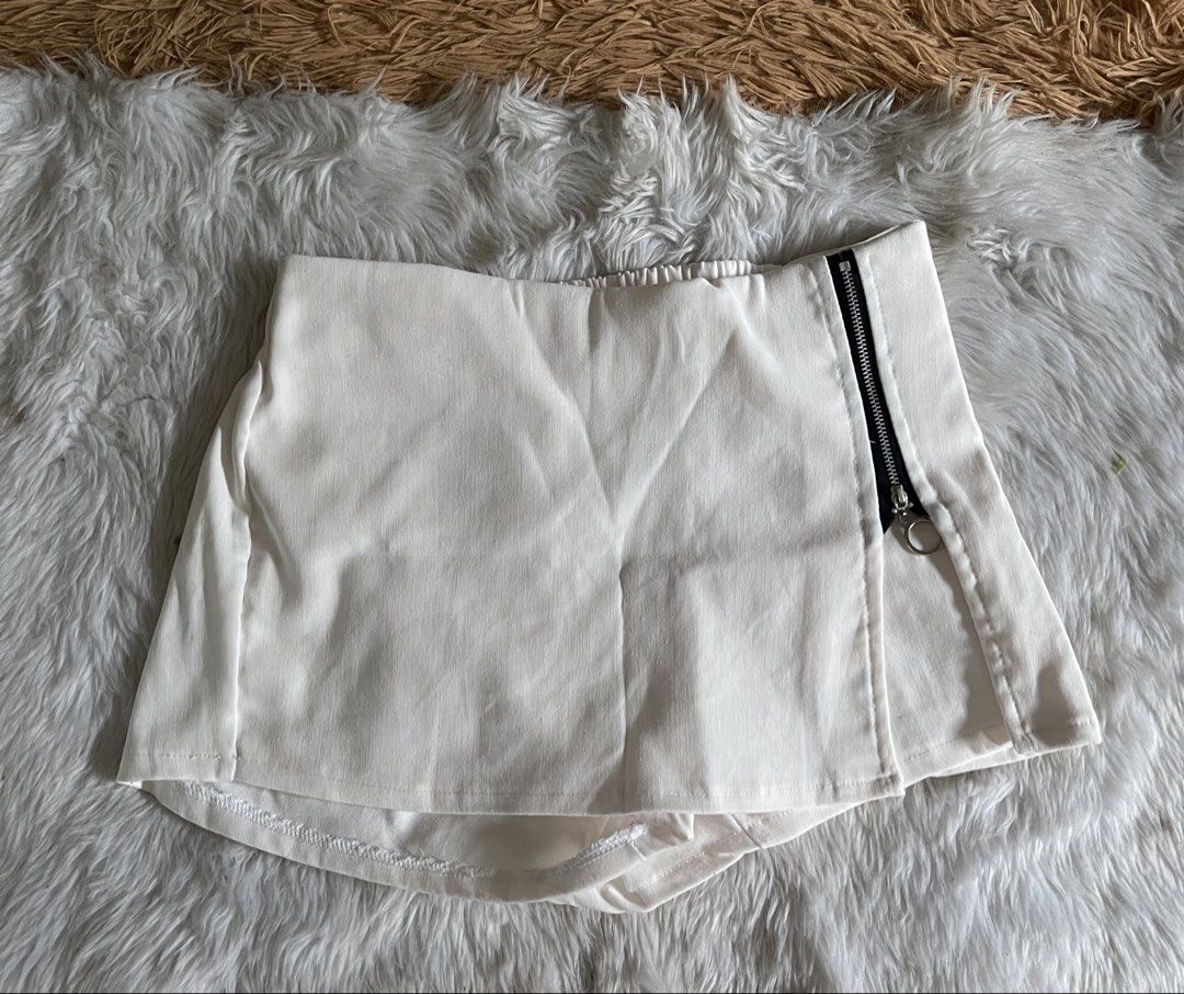 White Skort with Zipper Detail (Category: Skirts) located in Cainta. Submitted by zlove111 (Listing ID 1461613644, Image 1). Description: - White asymmetrical skirt - Comfortable elastic waistband at the back - Decorative side zipper detail - Versatile and easy to style for any occasion needs wash parang may faint pinkish color transfer sa likod sa garter part. barely visible 30-34.