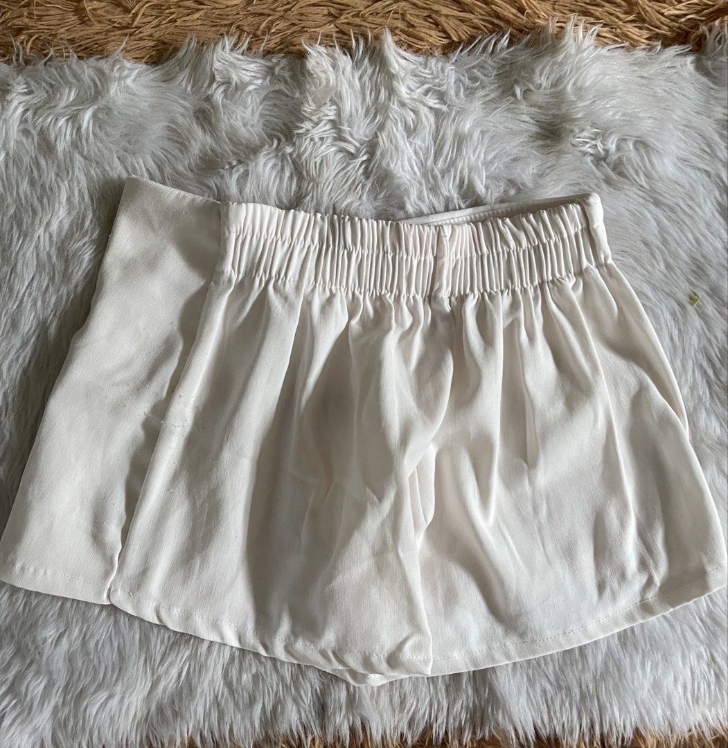 White Skort with Zipper Detail (Category: Skirts) located in Cainta. Submitted by zlove111 (Listing ID 1461613644, Image 2). Description: - White asymmetrical skirt - Comfortable elastic waistband at the back - Decorative side zipper detail - Versatile and easy to style for any occasion needs wash parang may faint pinkish color transfer sa likod sa garter part. barely visible 30-34.