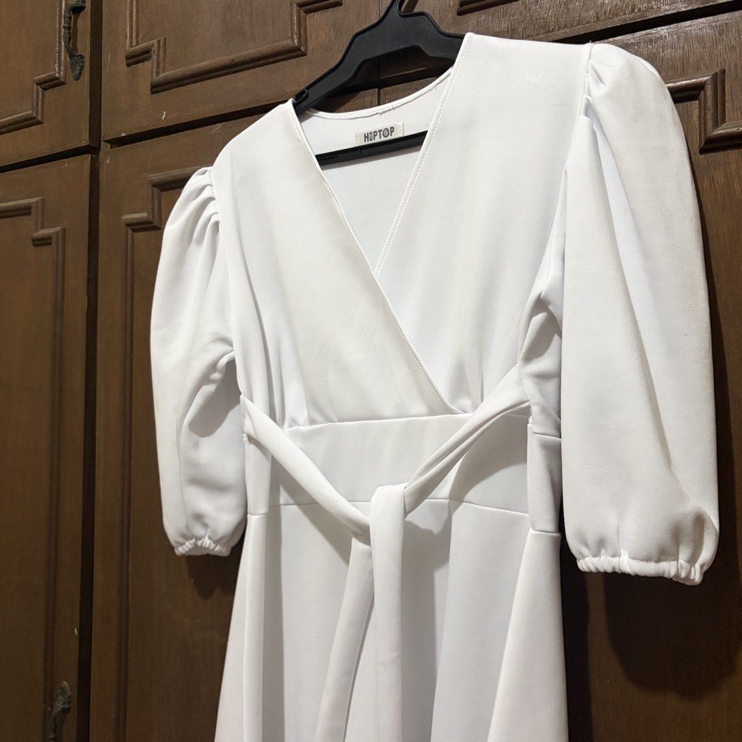 White Sleeve Dress (Category: Dresses) located in Rizal. Submitted by _poknat (Listing ID 1461596170, Image 2). Description: Below the knee, L/XL.
