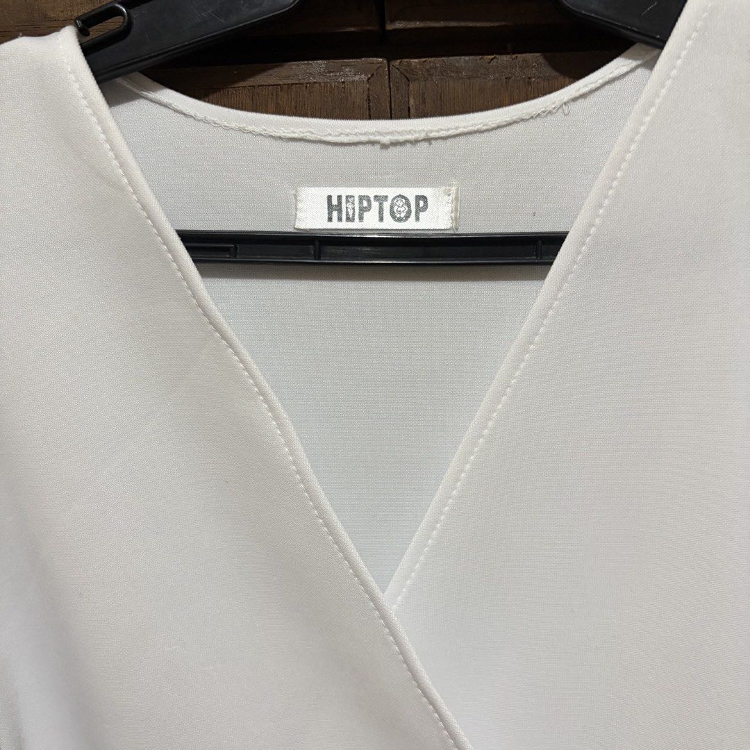 White Sleeve Dress (Category: Dresses) located in Rizal. Submitted by _poknat (Listing ID 1461596170, Image 3). Description: Below the knee, L/XL.