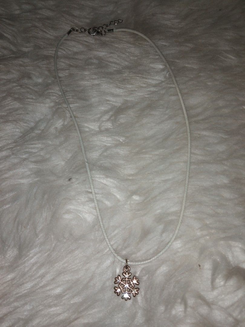 White snowflake necklace (Category: Necklaces) located in Quezon City. Submitted by eidorableshop (Listing ID 1461570236, Image 1). Description: .
