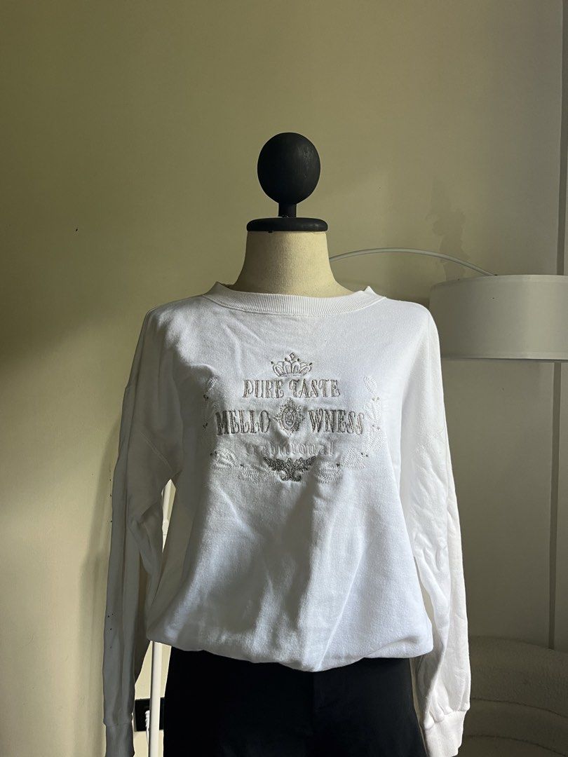 white sweater (Category: Coats, Jackets and Outerwear) located in Gasan. Submitted by sellcouth (Listing ID 1461624935, Image 1). Description: s-m.