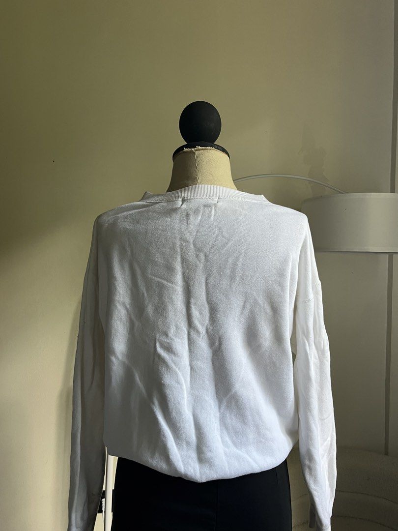 white sweater (Category: Coats, Jackets and Outerwear) located in Gasan. Submitted by sellcouth (Listing ID 1461624935, Image 2). Description: s-m.