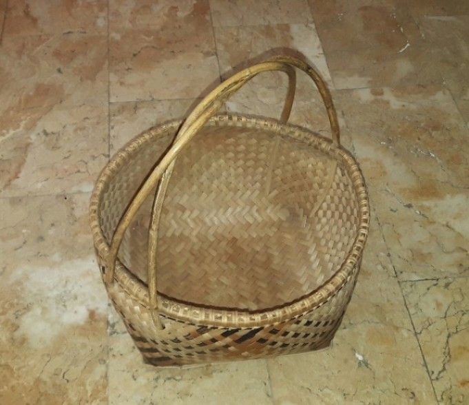Woven Bamboo Basket with Handles (Category: Storage Boxes & Baskets) located in Pasig City. Submitted by kuhkuh (Listing ID 1461590562, Image 2). Description: Handwoven bamboo basket - Natural wood color with black woven accents - Two sturdy handles for easy carrying - Ideal for storage or decorative purposes - Features a unique geometric pattern on the sides.
