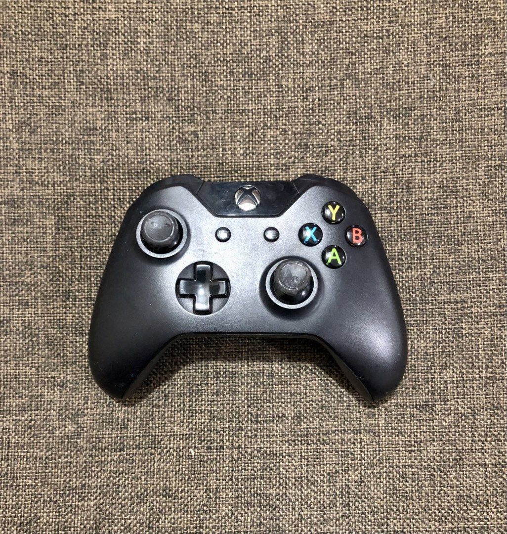 Xbox One wireless controller (Category: Controllers) located in Antipolo. Submitted by arcadia.bea (Listing ID 1461769349, Image 1). Description: The controller is perfectly working and the original batteries are included, it has responsive buttons and zero stick drift, though the silicone on the joysticks is a little worn from regular use. Feel free to message me if you are interested! 🎮.