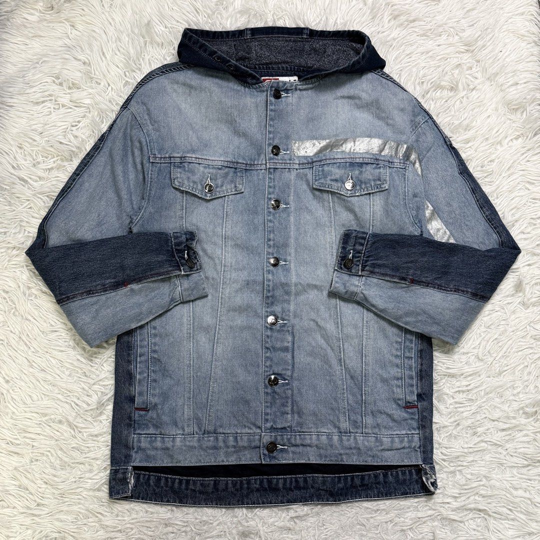 Y2k / hiphop / ecko (Category: Coats, Jackets and Outerwear) located in Baguio. Submitted by sellingtonshop (Listing ID 1461590861, Image 1). Description: r22. Ecko hooded denim jacket Size: S fits M Dimes: 28*22 Condition: very good Issue: signs of usage on its silver tape Mine: 780 Steal: 880 Grab: 980.