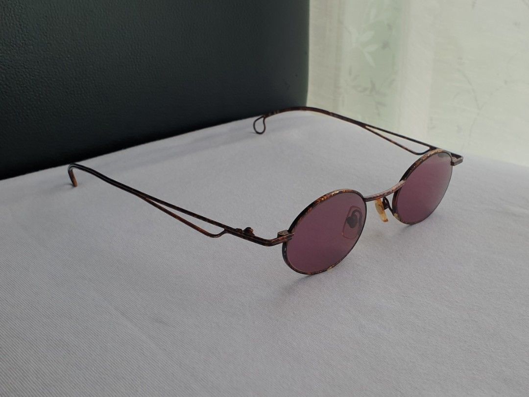 Y2K Cariso Oval Sunglasses (Category: Sunglasses & Eyewear) located in Quezon City. Submitted by WasalakTwo (Listing ID 1461728207, Image 1). Description: Bought in Korea High quality Goodcondition Still presentable Open for delivery nationwide.