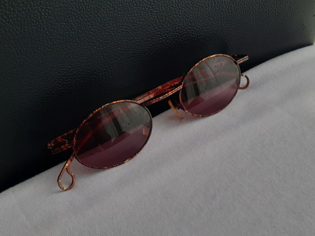 Y2K Cariso Oval Sunglasses (Category: Sunglasses & Eyewear) located in Quezon City. Submitted by WasalakTwo (Listing ID 1461728207, Image 3). Description: Bought in Korea High quality Goodcondition Still presentable Open for delivery nationwide.