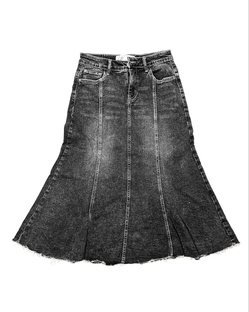 Y2k denim skirt (Category: Skirts) located in Dasmarinas. Submitted by mesh.shop (Listing ID 1461776690, Image 1). Description: Waist: 26 inches Length: 28 inches.