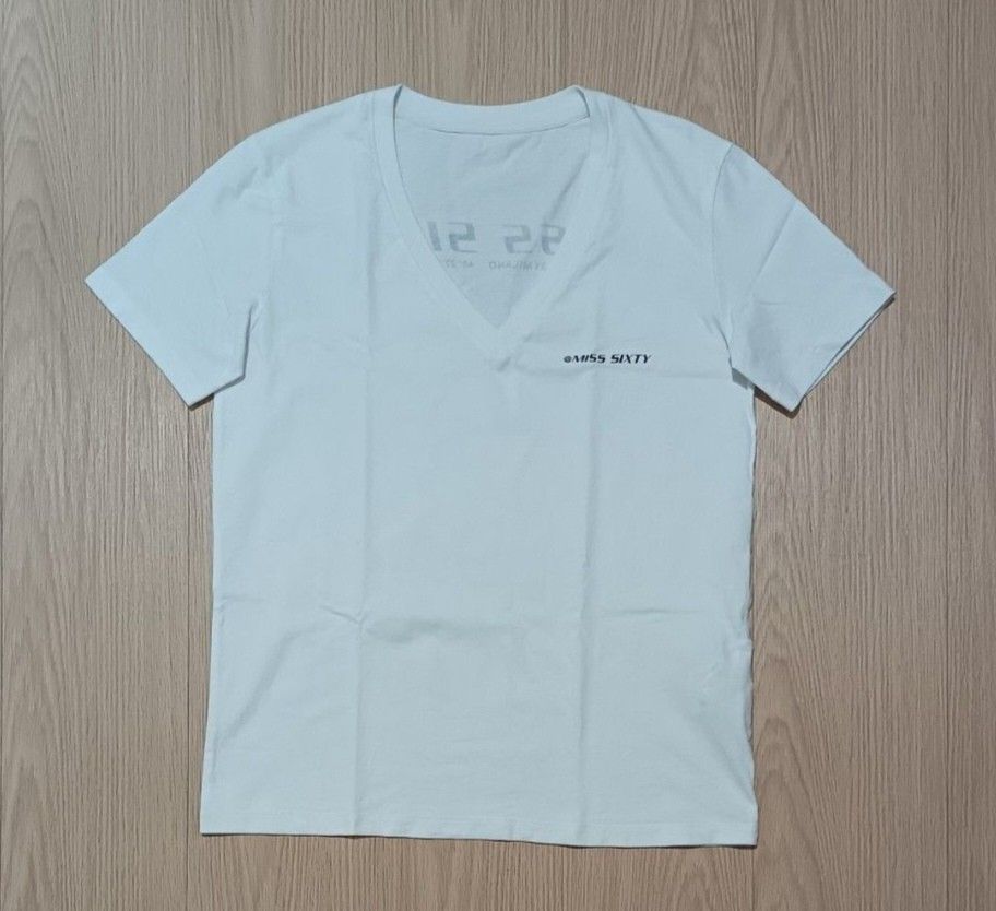 Y2K MISS SIXTY V-NECK TOPS (Category: Shirts) located in Cavite. Submitted by marcuz.lifestyle (Listing ID 1461742209, Image 3). Description: WIDTH :17.5 LENGTH :24 EXCELLENT CONDITION NO ISSUE COLOR RATE :9.5/10 MOP :GCASH DELIVERY COURIER :JNT LOCATION :IMUS CAVITE.