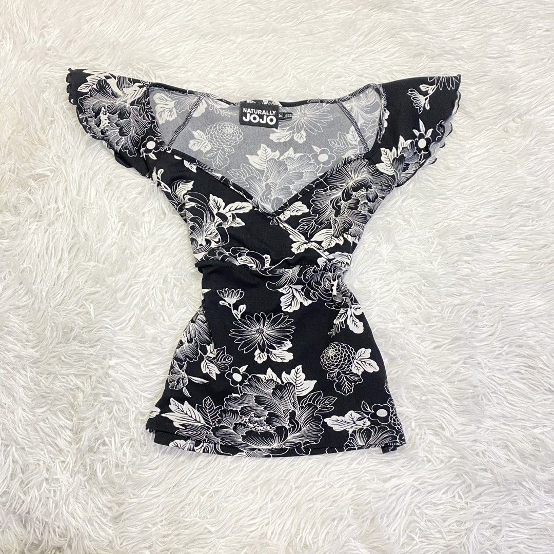 Y2K NATURALLY JOJO Top (Category: Blouses) located in Manila. Submitted by ukaysaukoy (Listing ID 1461741927, Image 1). Description: BRAND:NATURALLY JOJO SIZE:XS-M.